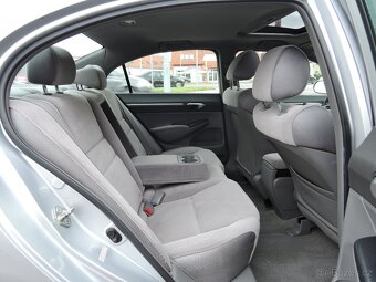 Honda Civic sedan 1,8 i-VTEC Aut. Šíbr 2006 - 17