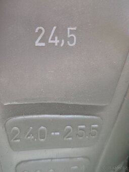 Lyžařský komplet - lyže 130, boty, hůlky, helma, brýle - 17