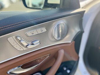 Mercedes-Benz Třídy E 400 4MATIC kombi - 17