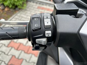 Honda Forza 300 malý nájezd,super stav - 17