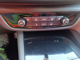 Opel Insignia Sport Tourer model 2019 - 17