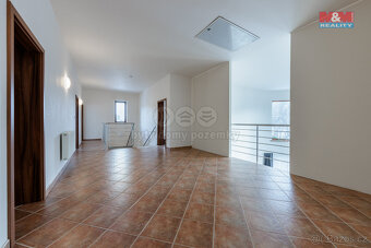 Prodej rodinného domu, 376 m², Mezirolí, Nová Role - 17