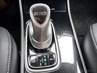 Mitsubishi Outlander 2.4 PHEV 4x4, LED, KAMERA, TAŽNÉ - 17