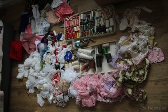 věci na šití,zbytky krajek ,pentlí a látek - 17