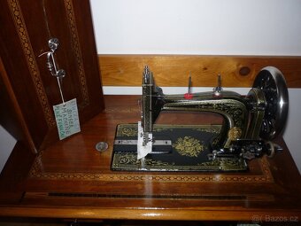 Starožitný lodičkový šicí stroj - KLENOTY S VŮNÍ OLEJE - 17