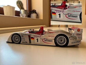 28 ks modelů aut 1:18 a 1:24 + osvětlená vitrína - 17