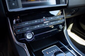 Jaguar XE - 17