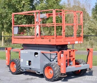 TERÉNNÍ NŮŽKOVÁ PLOŠINA SKYJACK SJ 6832 RT - 17