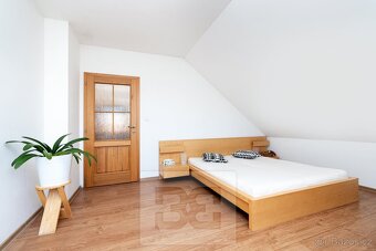 Prostorný rodinný dům 6+kk s bazénem a výhledem na zámecký p - 17