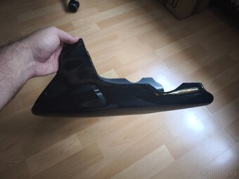 Klín/spoiler pod motor. - 17