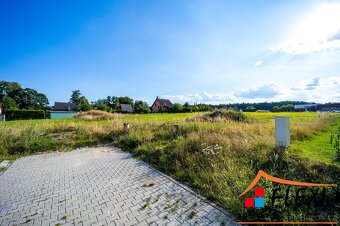 Prodej stavebního, zasíťovaného pozemku o výměře 1403 m² v l - 17