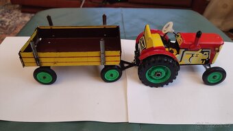 Plechová hračka traktor - 17