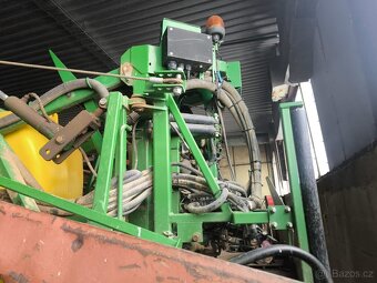 Tažený postřikovač John Deere 840i - 17
