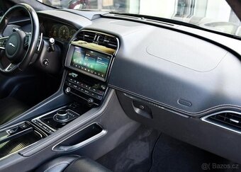 Jaguar F-Pace 30d AWD S PANO TAŽNÉ MERIDIAN - 17