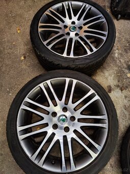 ALU kola Škoda Luxon 5x112 zánovní pneu 225/40 ZR18 - 17