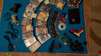 PlayStation 2 slim + příslušenství + hry - 17