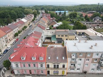 dvě budovy (řadový dům a samostatná přístavba) + dvorek - 17
