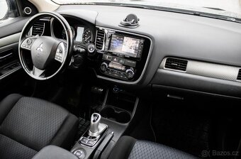 Mitsubishi Outlander 2.0 PHEV 4WD (2013) - 17