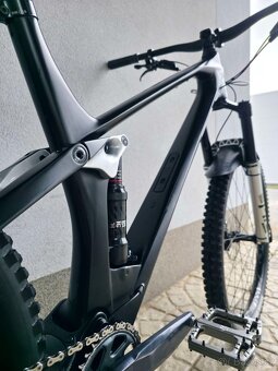 Horské kolo YT IZZO Uncaged 4 Blaze Carbon 2021 29″ - 17