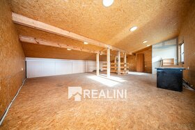 Prodej prostorného třípatrového rodinného domu 300 m2 v Karv - 17