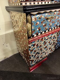 Ručně zdobený mozaikový kredenc – originální designový kus - 17