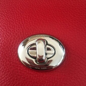 Sytě červená kabelka Coach - 17