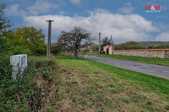 Prodej pozemku k bydlení, 1556 m², Valeč, ul. Podbořanská - 17