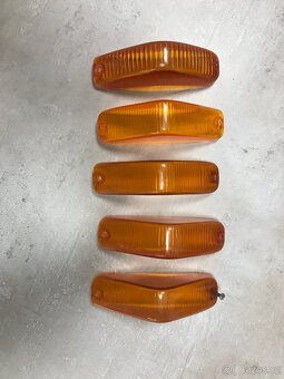 Světla, blinkry, skla, vnitřní zpětné zrcátko na Škodu 1000 - 17