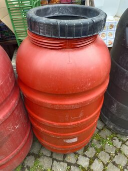 Kanystry plast 20Ltr. Bílé a modré za 60Kč, 15Ltr. 50Kč. PM - 17