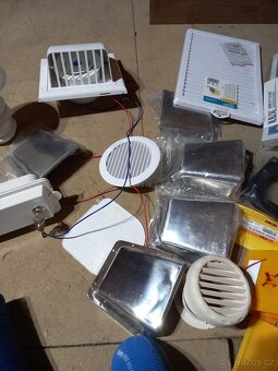 Obytná vestavba vysuv kuchyňská linka vařič televize - 17