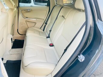 Volvo XC60 2.4D5 4x4 MANUÁL FACELIFT KŮŽE NAVI SENZORY - 17