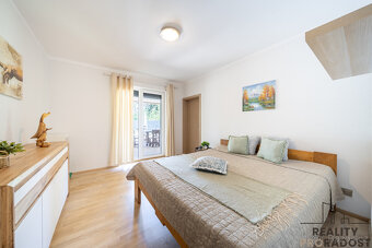 Prostorný rodinný dům 5+kk s velkou zahradou a bazénem na kr - 17