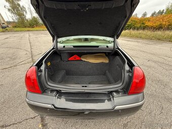 2011 Lincoln Town Car Signature Limited - 17