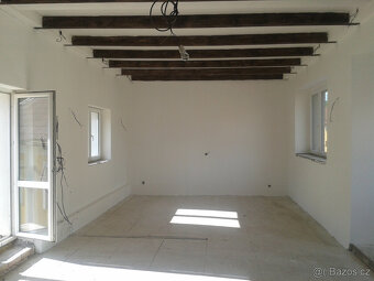 Rodinný dům s prodejnou potravin v centru obce - 17