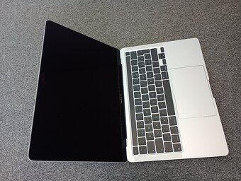 MacBook PRO 13 palců Apple M1 chip 8 GB RAM 256 ssd 120cykl - 17