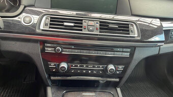 BMW 7 F01 interiér, sedačky s TV - 17