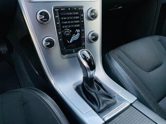 Volvo XC60 2.4D 4x4 5VÁLEC 140KW AUT 1.MAJITEL LED SERVISKA - 17