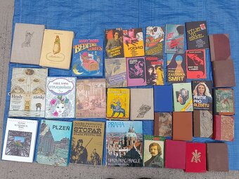 starý polštář nádobí lustr světlo židle hrneček talíř příbor - 17