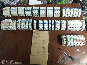 Jističe vypínače kontrolky stykače svodič - 17