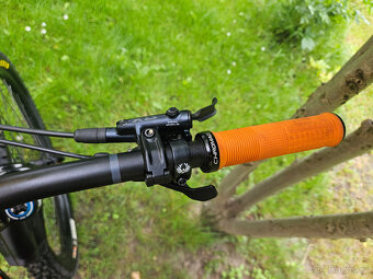 Zánovní našlapané karbonové full 29" kolo TREK, rám 17"(M) - 17