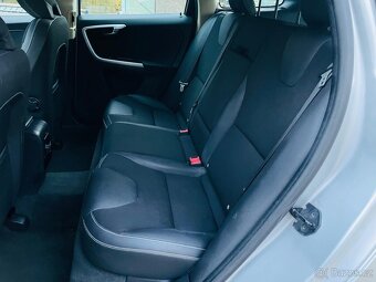 Volvo XC60 2.4SD 5VÁLEC 4x4 AUTOMAT VÝHŘEV TAŽNÉ SENZORY - 17