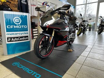 CFMOTO 450SR 25 bílá/černá - obě skladem AKCE helma - 17