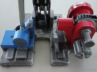 Ruční páskovačka s vozíkem a páskou se sponami - 17