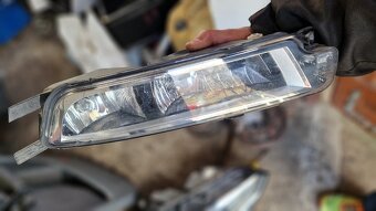 VW Passat B8 , kapota lampy blatníky  výztuha pravé světlo - 17