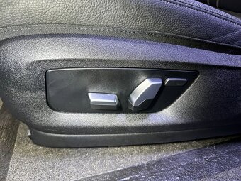 BMW 5 G30 LCI M-Paket kuzeny interier sedacky - 17