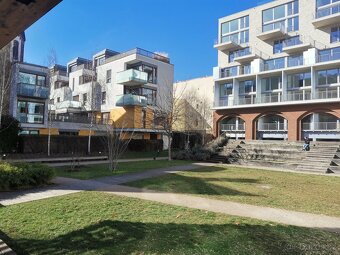 Rezidence s terasou a parkingem na Karlínském náměstí - 17