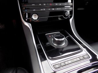 Jaguar XF 20D 132 KW KŮŽE PANORAMA - 17