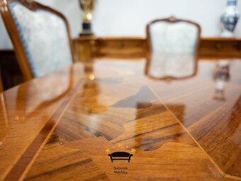 Luxusní barokní jídelní set – stůl + 6 židlí + velká vitrína - 17