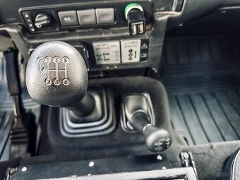 Land Rover Defender 110 2.4 SW SE - 17