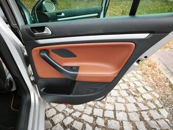 VW Golf 6 combi 2,0 103 kw Panorama Kůže Highline - 17